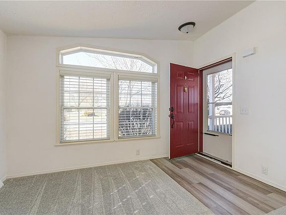 4th image of 907 N Willow Ct