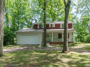 2190 Georgeland Dr, Waterford, MI 48329
