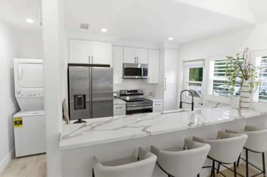 2 bed, 820 sqft, $3,400 — Photo 4