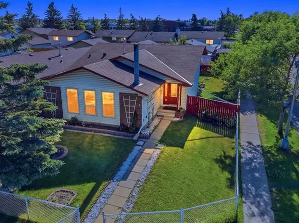 4 E Fallswater Rd NE, Calgary, AB T3J 1B1