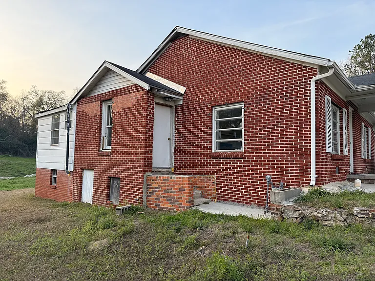 231 N Cotton St — Photo 32