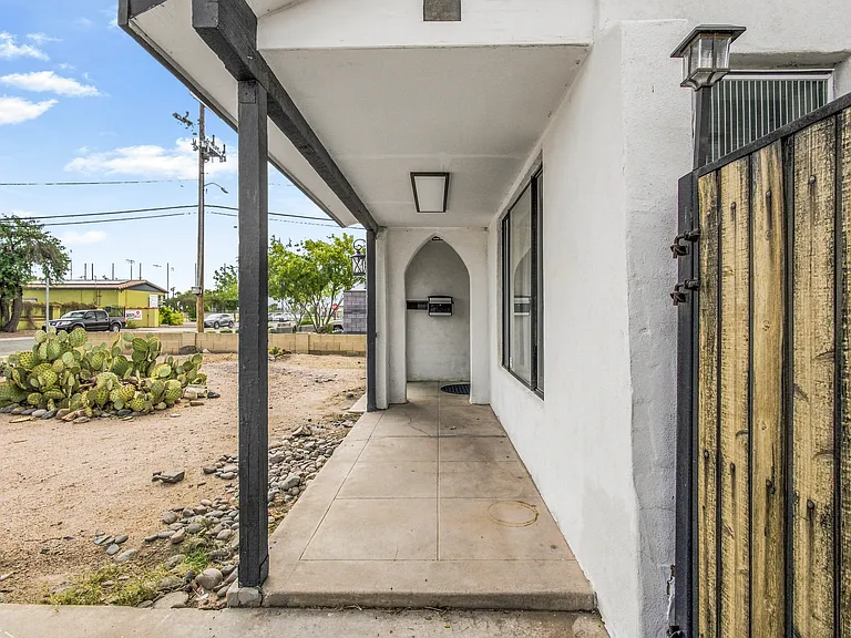 1614 E Roma Ave — Photo 32