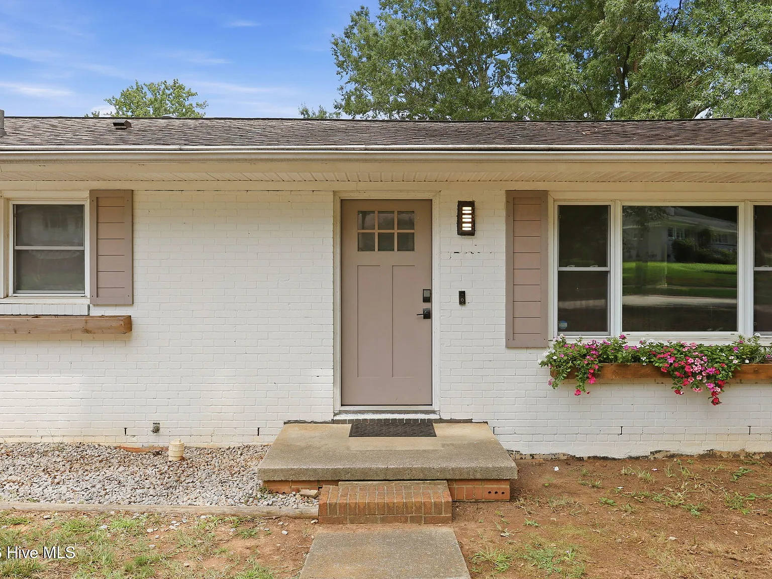 3 bed, 1.0 bath, $2,100 — Photo 1
