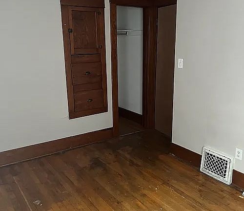 4th image of 2327 N Clinton St