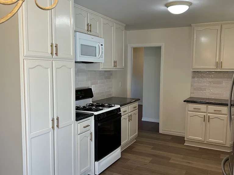 22432 Franklin St — Photo 6