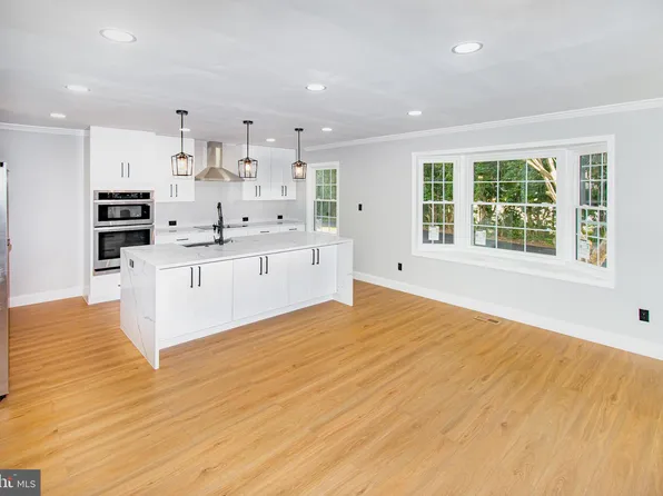 12140 Folkstone Dr, Herndon, VA 20171