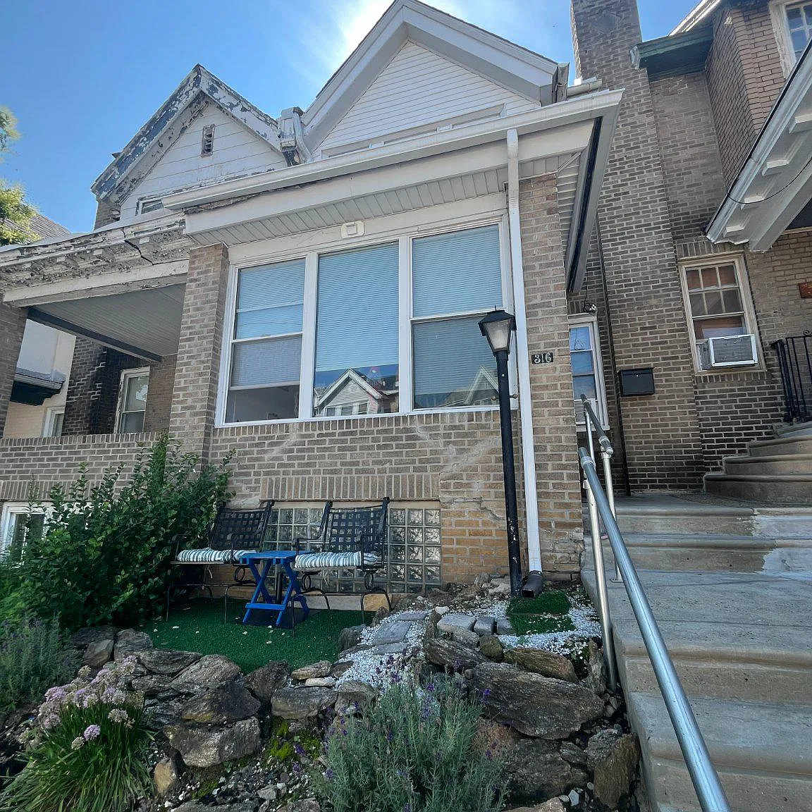 3 bed, 1.0 bath, 1090 sqft, $1,900 — Photo 1