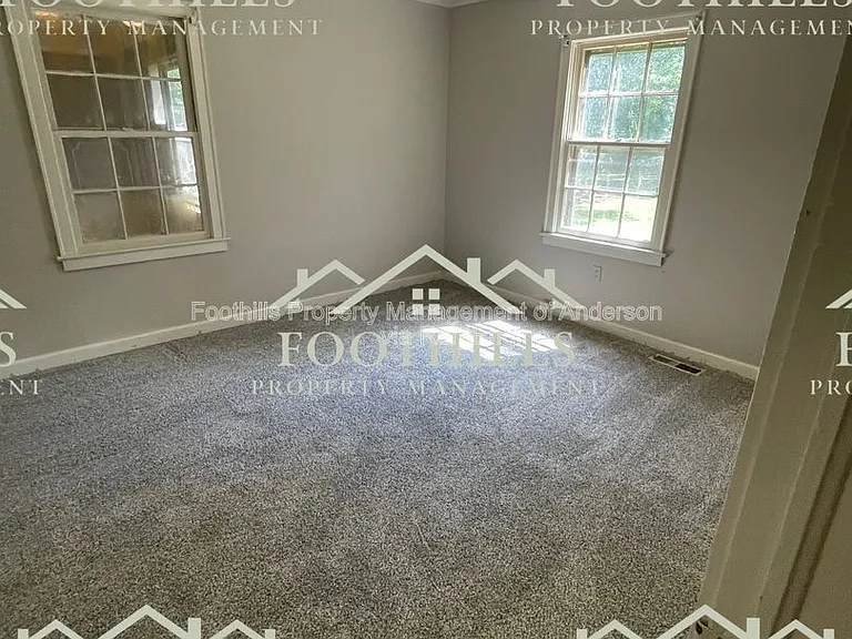 1009 S Manning St — Photo 6