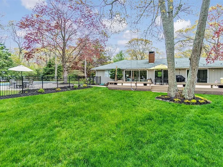 8 Coolidge Ln — Photo 3