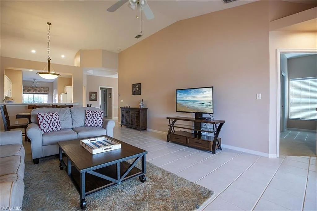 3 bed, 2.0 bath, 1700 sqft, $6,400 — Photo 4