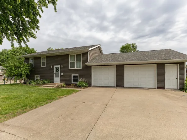 1712 Middle Rd, Camanche, IA 52730