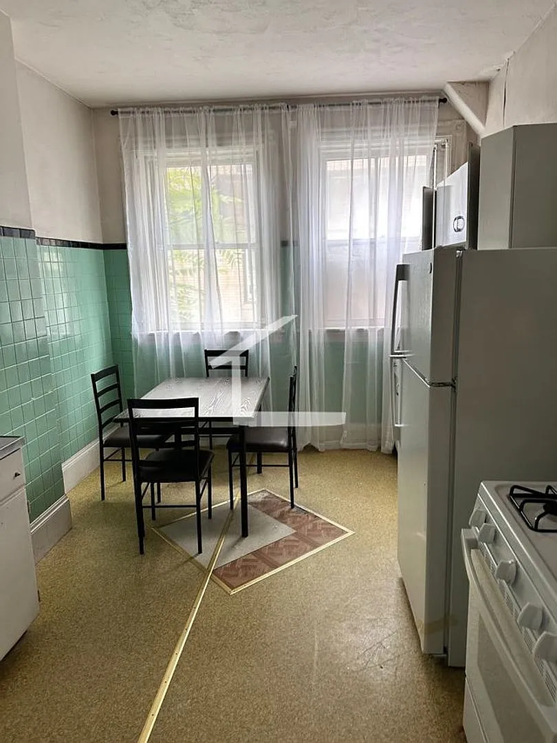 Updated Brighton 5 Bed — Photo 2