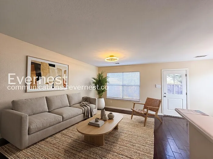 3 bed, 2.5 bath, 2530 sqft, $1,725 — Photo 3