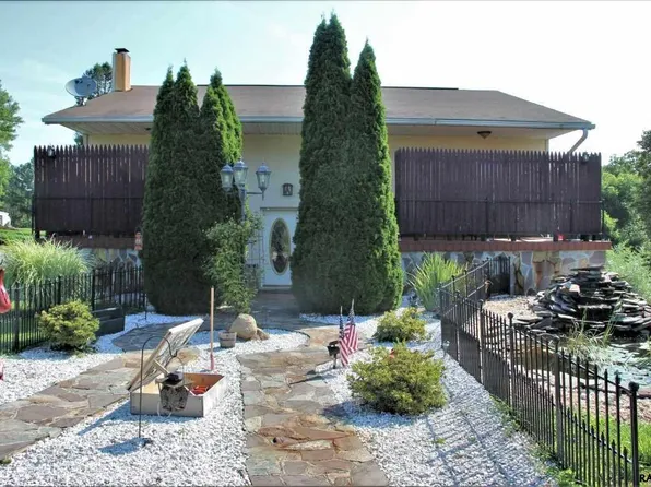 11 N Schoolhouse Rd, Thomasville, PA 17364