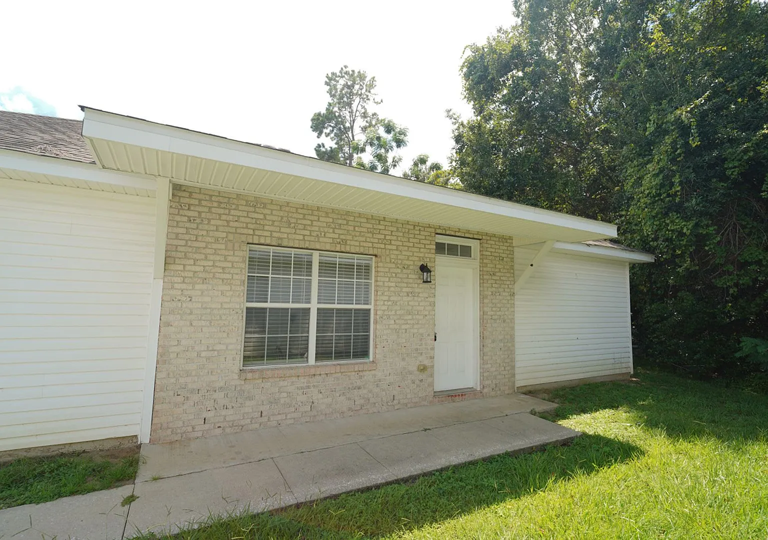 3 Bed / 2 Bath off CCSW! — Photo 1