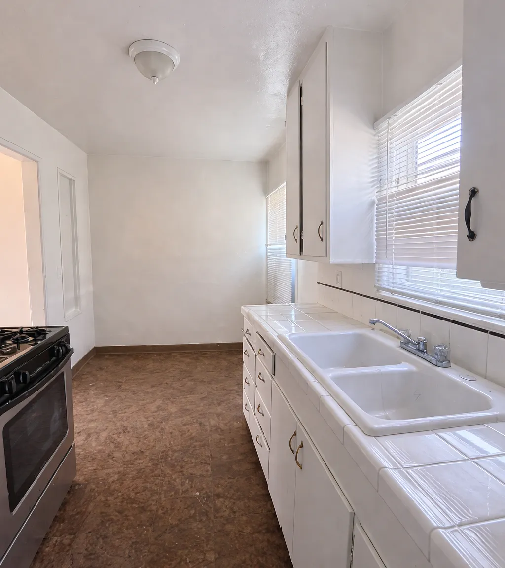 1112 Barberry Ln — Photo 4
