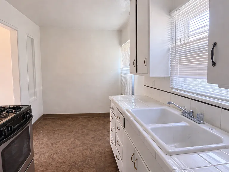 1112 Barberry Ln — Photo 4