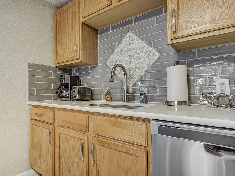 Small but well stocked kitchen with all your cooking needs
