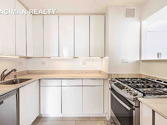 5th image of 220 Manhattan Ave APT 7N