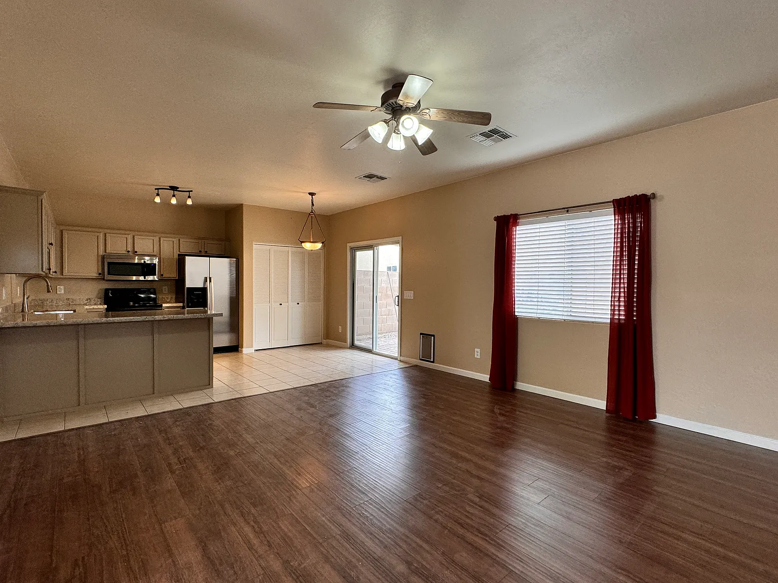 3 bed, 1177 sqft, $1,550 — Photo 2