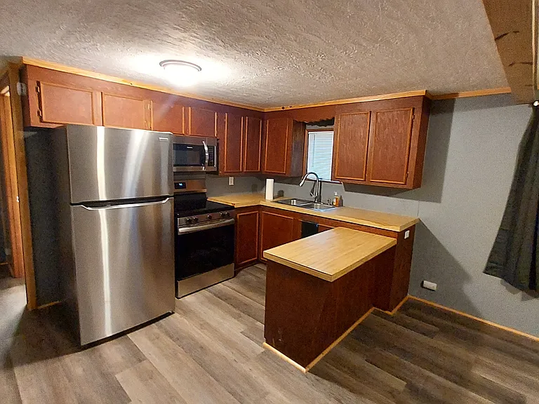 604 Mayflower Ln — Photo 3