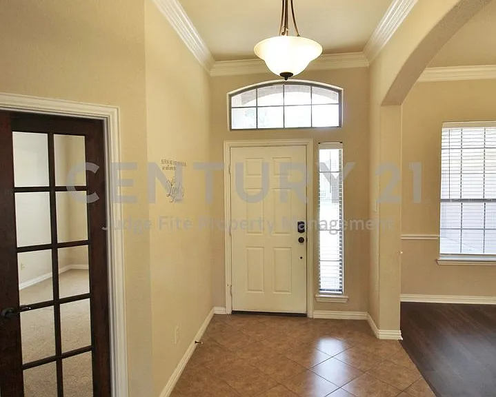 2610 Tall Meadows Dr — Photo 2