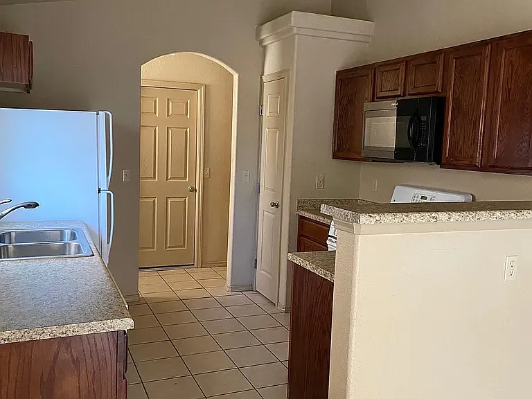3 bed, 1444 sqft, $1,700 — Photo 4