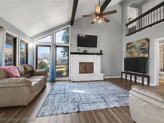 3rd image of 9201 Skypark Dr
