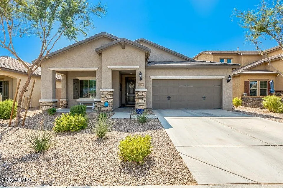 3 bed, 2.0 bath, 2150 sqft, $2,995 — Photo 2