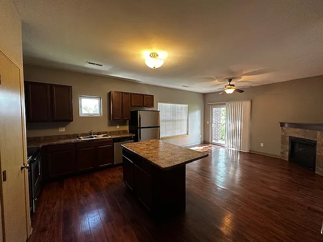 3 bed, 1192 sqft, $2,700 — Photo 4