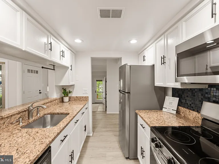 2811 S Woodrow St #B — Photo 11