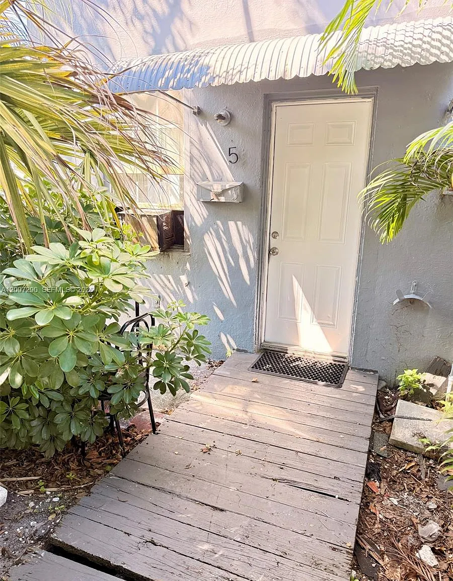 Hollywood Terr No 2 — Photo 1