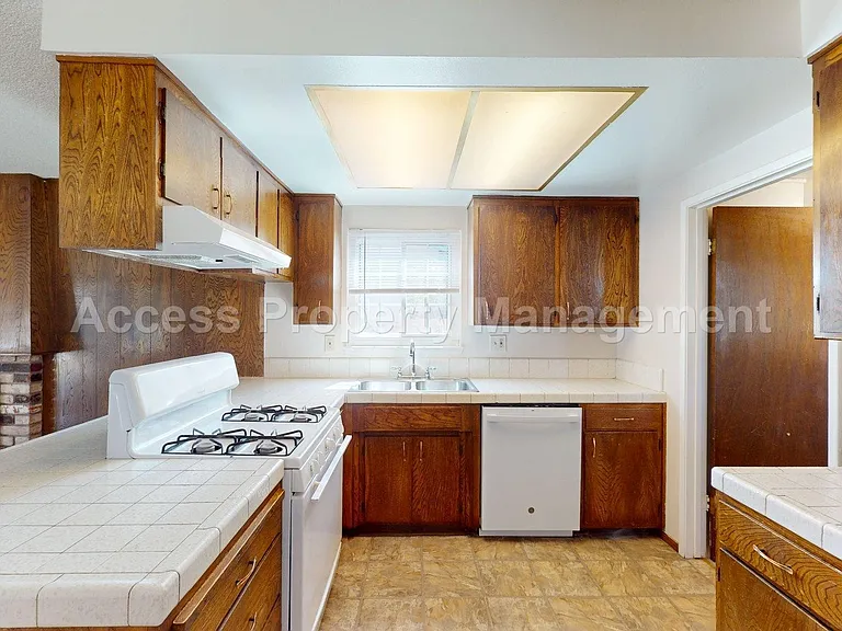 1441 Montclair Dr — Photo 8