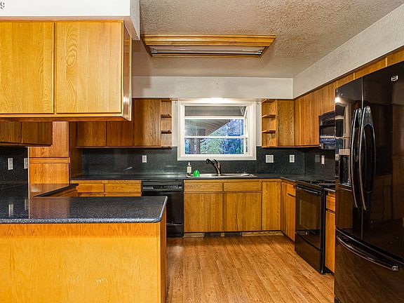 3rd image of 565 Charter Oaks Dr