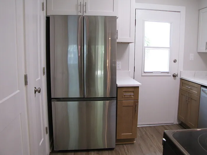220 Elizabeth St — Photo 8