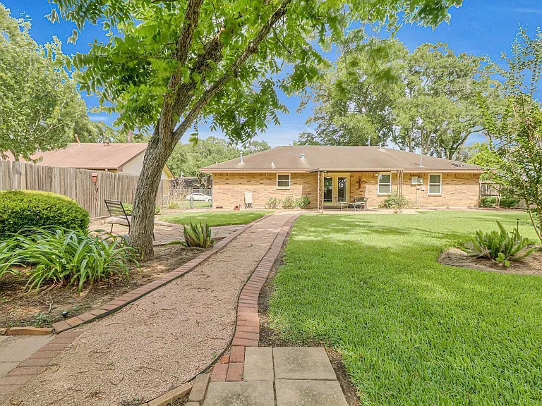 805 Bluebonnet Ln — Photo 12