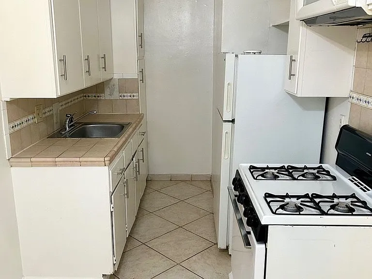 D Street Apartments — Photo 18