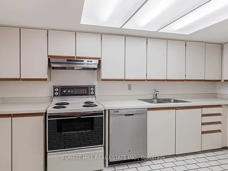 360 Bloor St E #910 — Photo 6