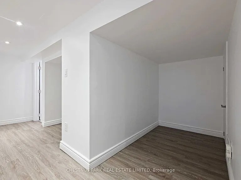 15 Denison Rd W — Photo 7
