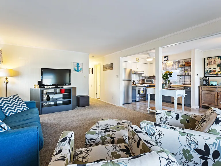 606 W Beach Ave — Photo 4