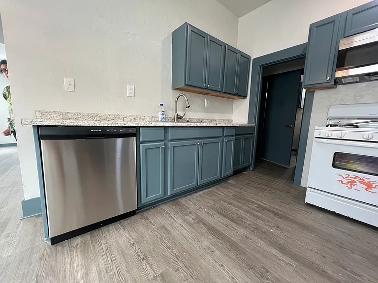 210 E Johnson St — Photo 9