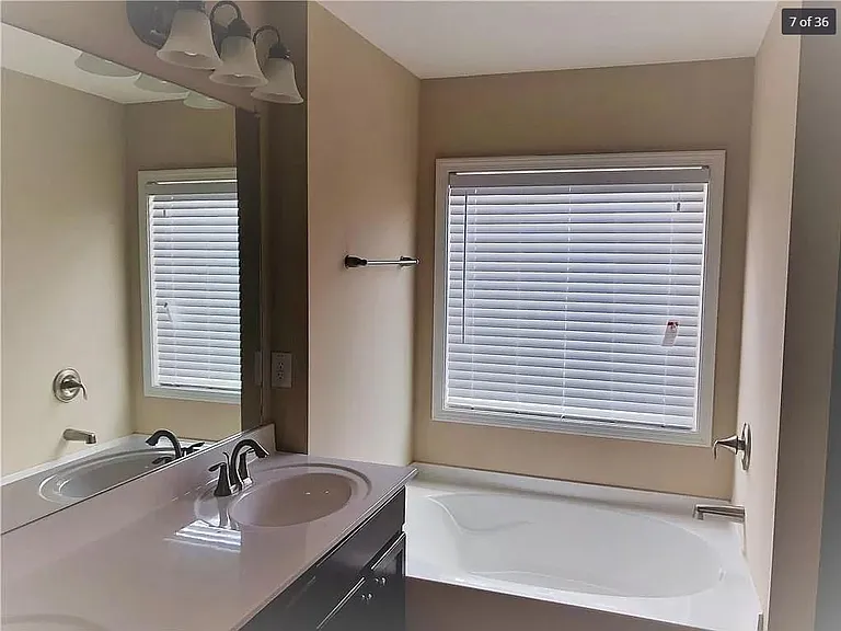 main bedroom bathroom 2/2