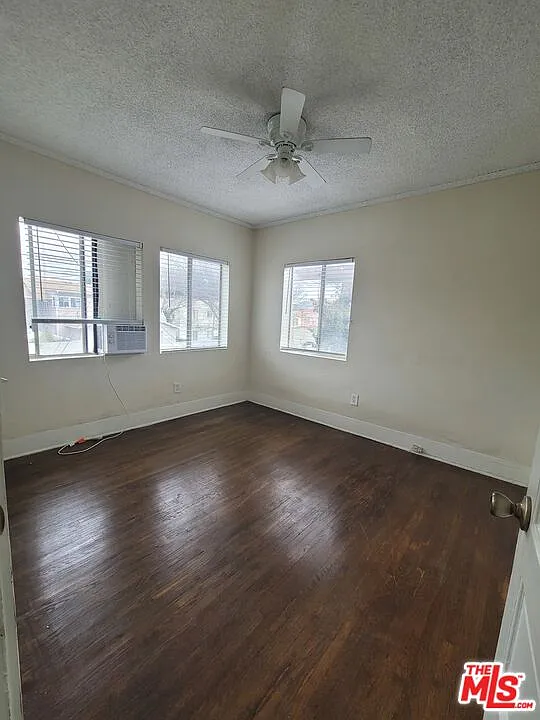 3 bed, 1.0 bath, 1045 sqft, $3,150 — Photo 2