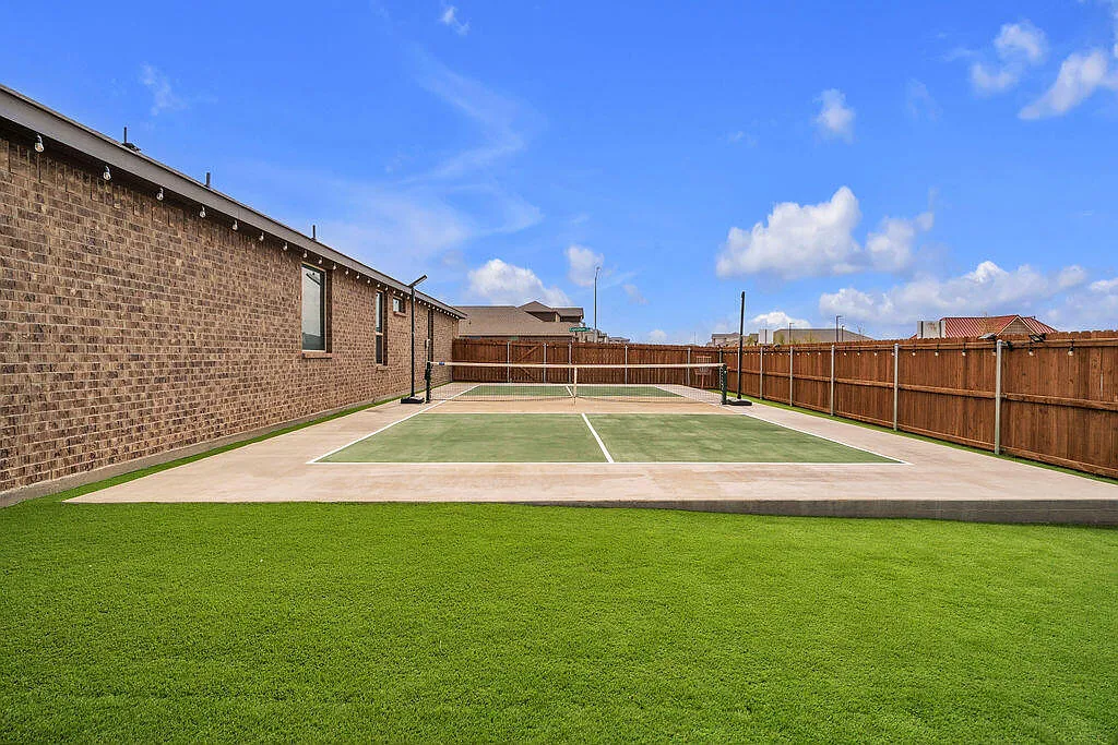 4 bed, 2.0 bath, 2271 sqft, $3,500 — Photo 3
