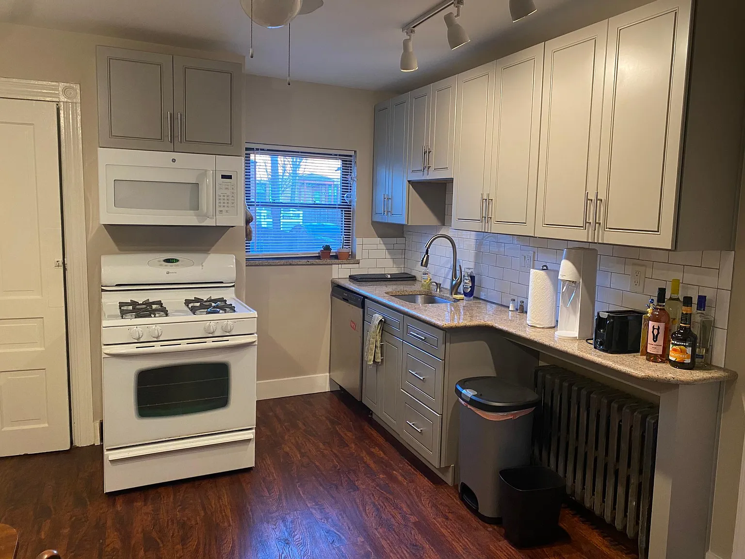 1 bed, 700 sqft, $1,350 — Photo 3
