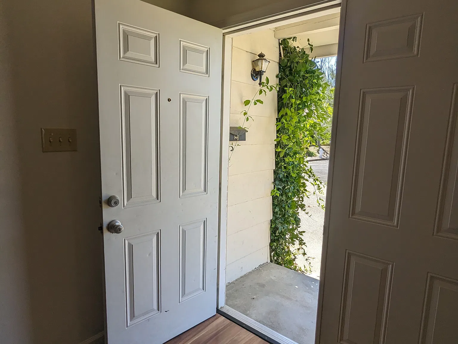 3 bed, 2.0 bath, 1604 sqft, $4,000 — Photo 2