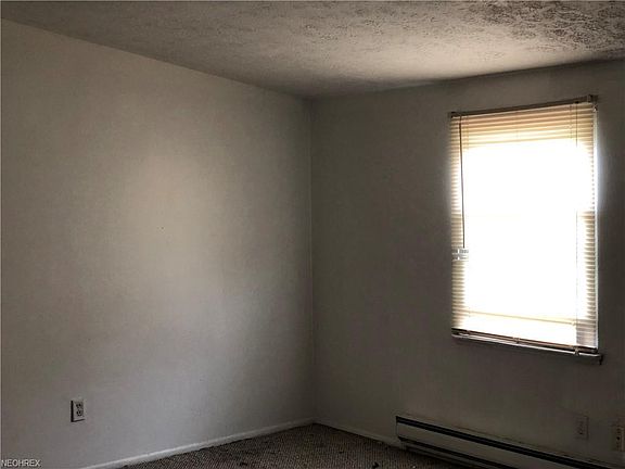 5th image of 735 Bowling Green Cir