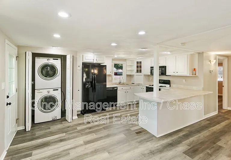 502 E High St — Photo 3