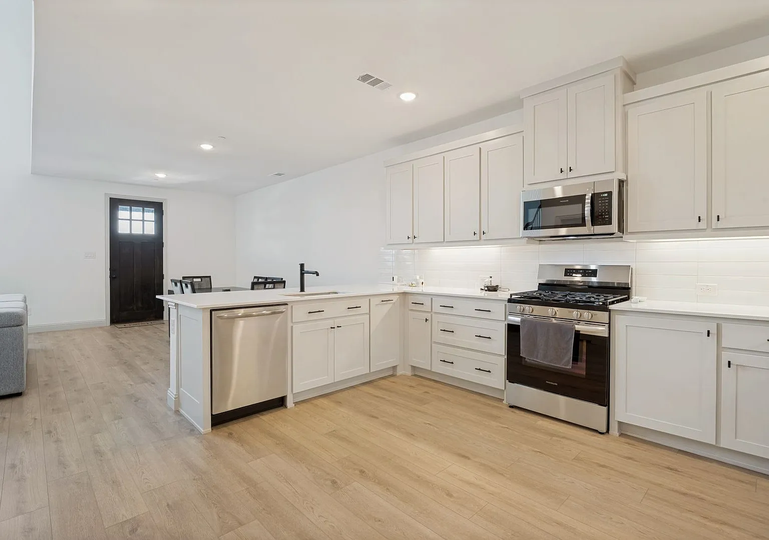 Furnished Modern Townhome in Frisco — Photo 3