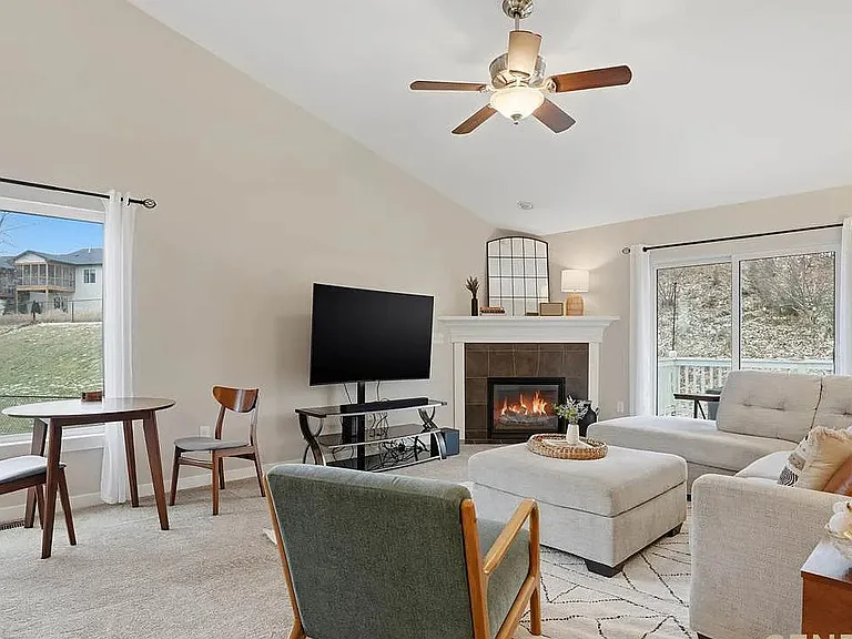 295 Hickory Ct — Photo 2